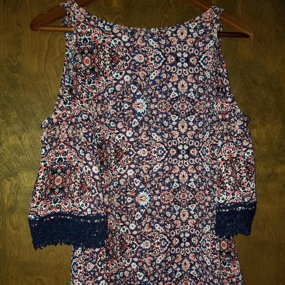 💗XHILARATION Cold Shoulder Pink and Blue Floral High/Low Top Size Small EUC - Picture 3 of 7